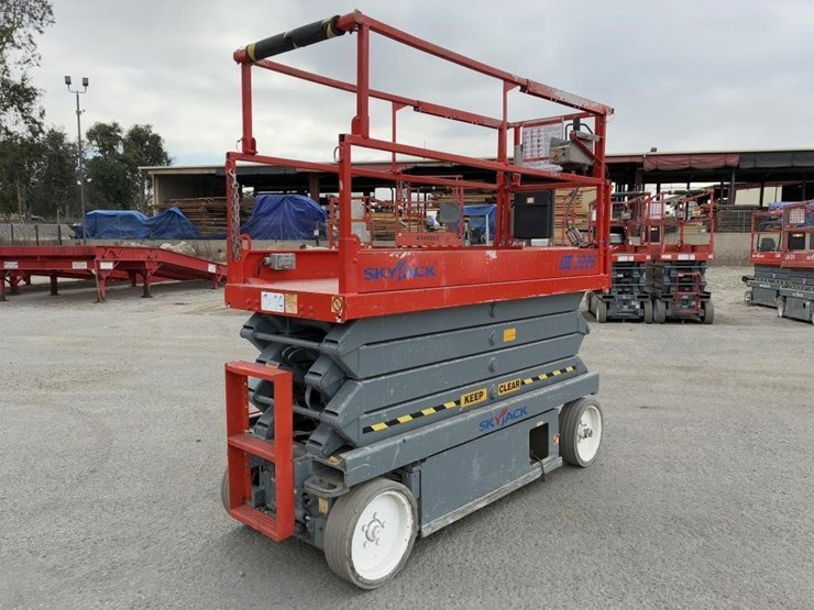 2005-skyjack-sj-3226-scissor-lift-image-3