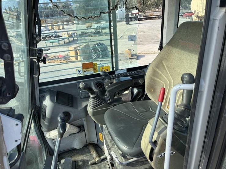 2016-takeuchi-tb280fr-image-19