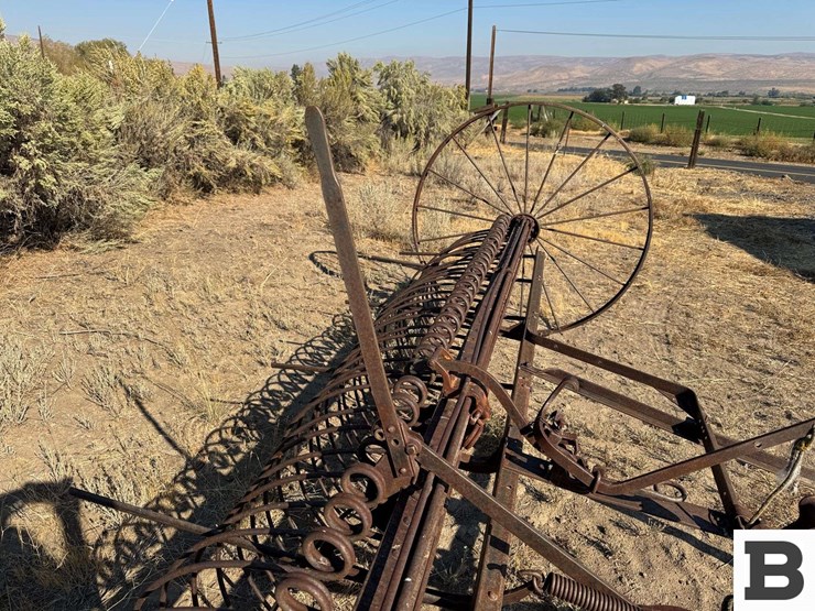 antique-hay-rake-image-10