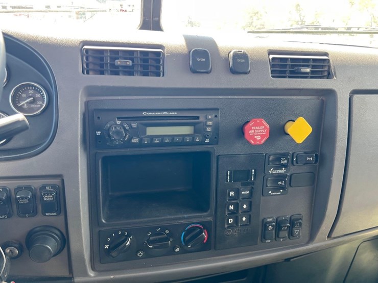 2012-peterbilt-pb348-fuel-&-lube-truck-image-45