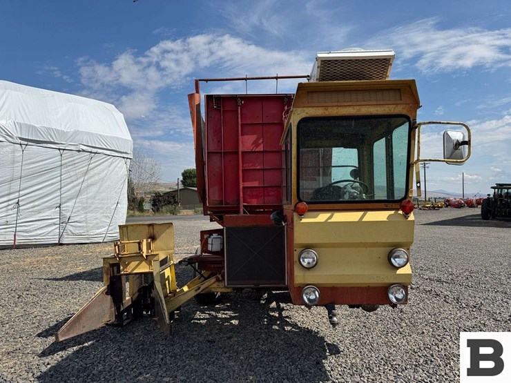 new-holland-1048-image-10