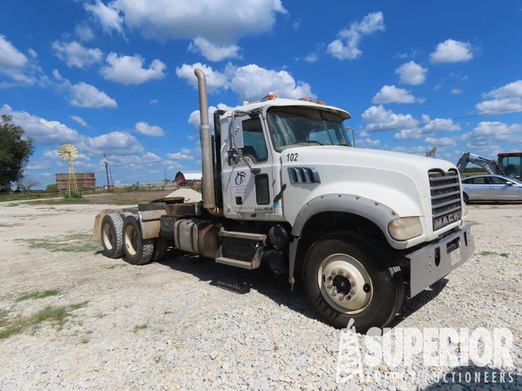 (x)-(12-8)-2011-mack-gu713-t/a-winch-truck,-vin-1m-image-2