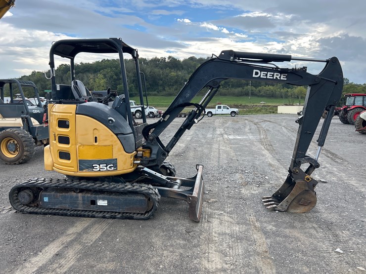 2017-deere-35g-image-5