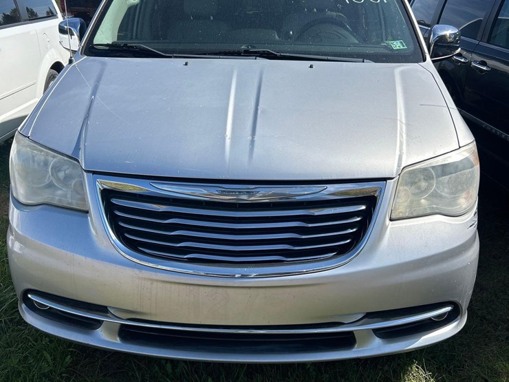 2012-chrysler-town-and-country-image-2