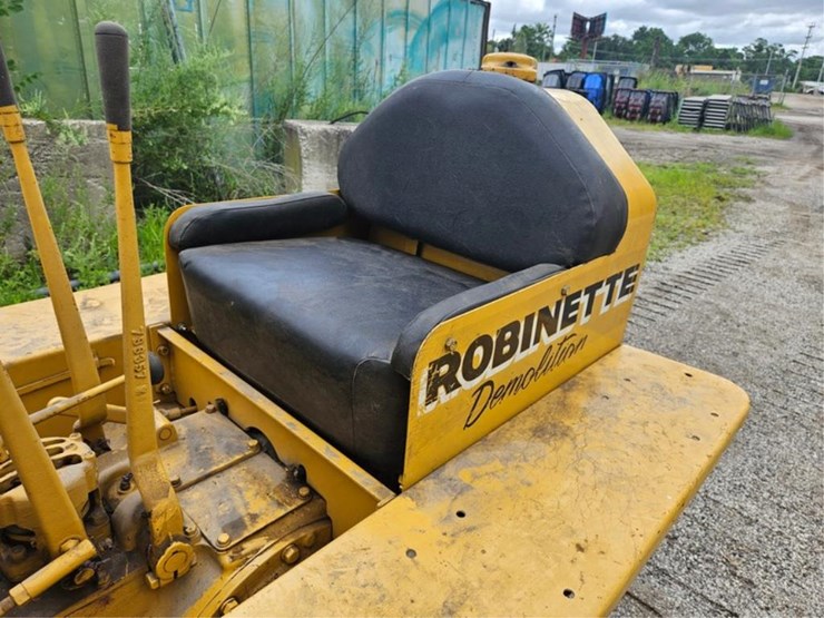 2015-caterpillar-d2-image-23