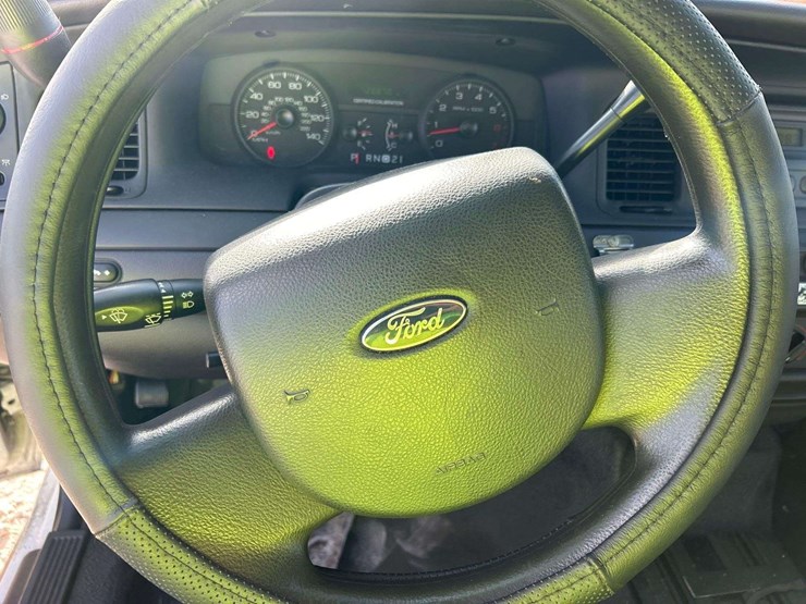 2011-ford-crown-victoria-sedan-image-13