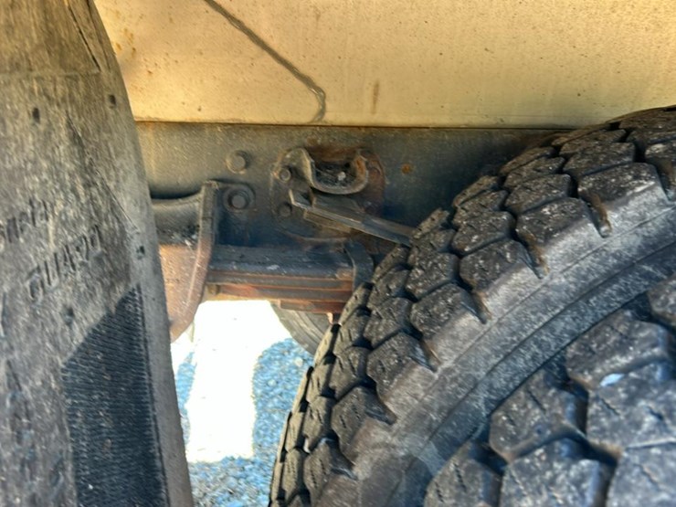 #1963-•-2010-dump-&-spreader-truck*-image-37