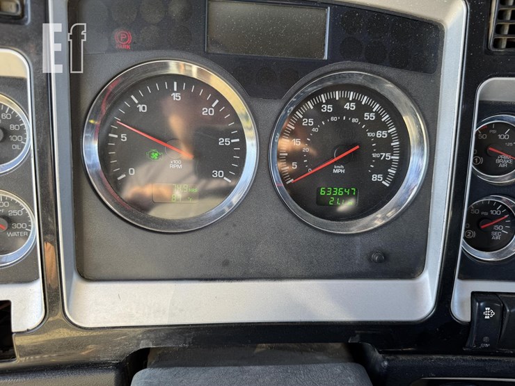 2011-kenworth-t800-image-30