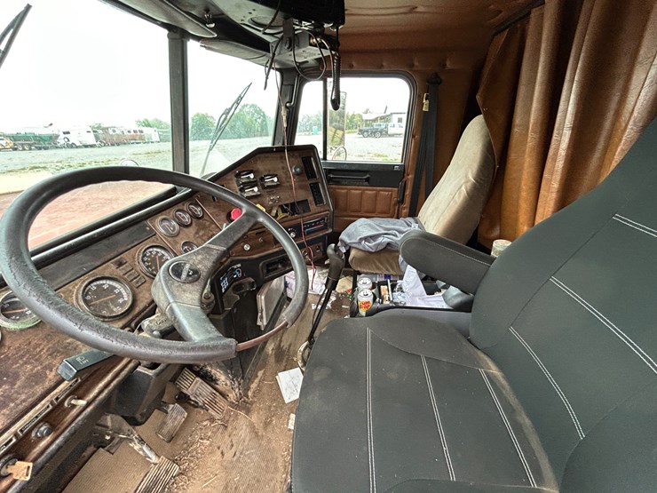 1995-freightliner-fld120-image-13