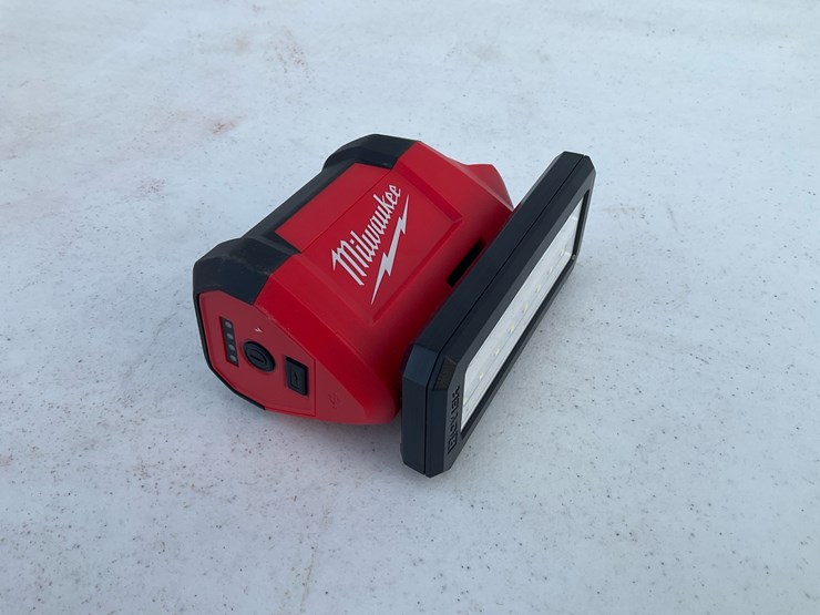 #1561-•-milwaukee-m12™-rover™-service-and-repair-flood-light-w/-usb-charging-image-4