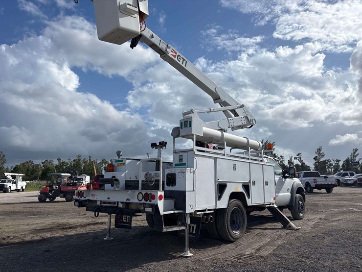 2015-ford-f-550-4x4-bucket-truck-image-4
