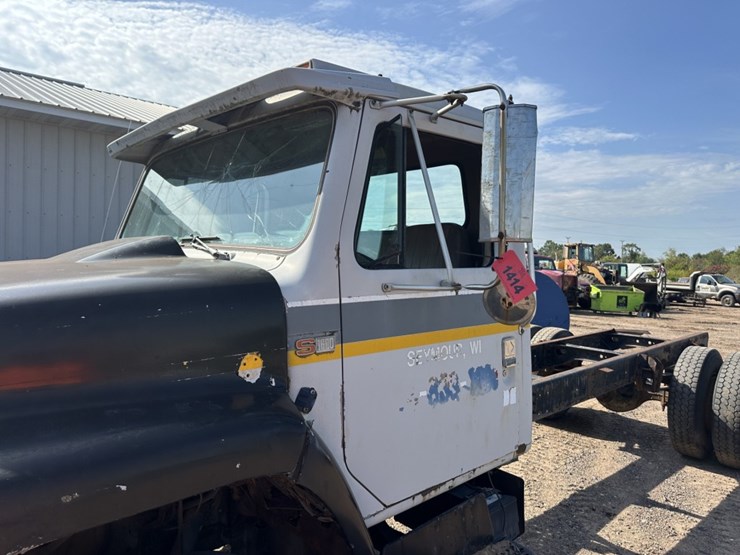 #1414-•-1986-international-1654-cab-chassis-truck-image-9