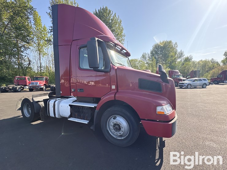 2015-volvo-vnm42t-truck-tractor-image-11