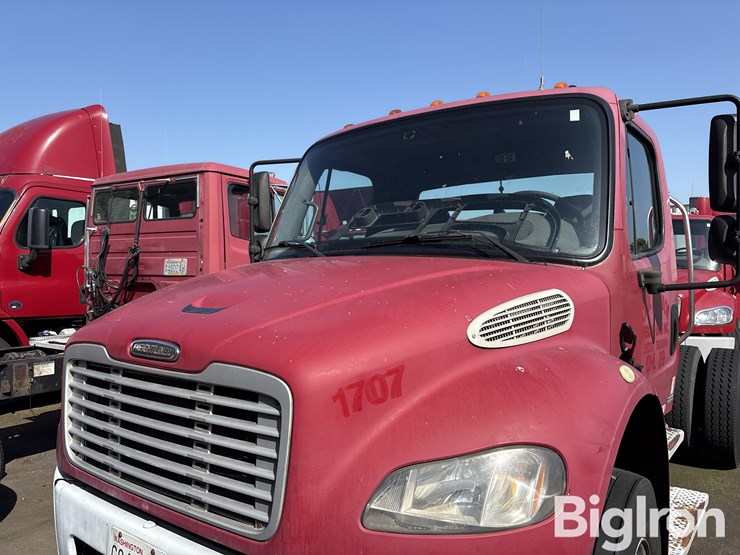 2004-freightliner-m2106-truck-tractor-image-10