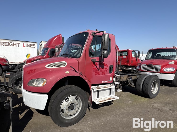 2004-freightliner-m2106-truck-tractor-image-1