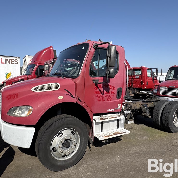 2004 Freightliner M2106 Truck Tractor