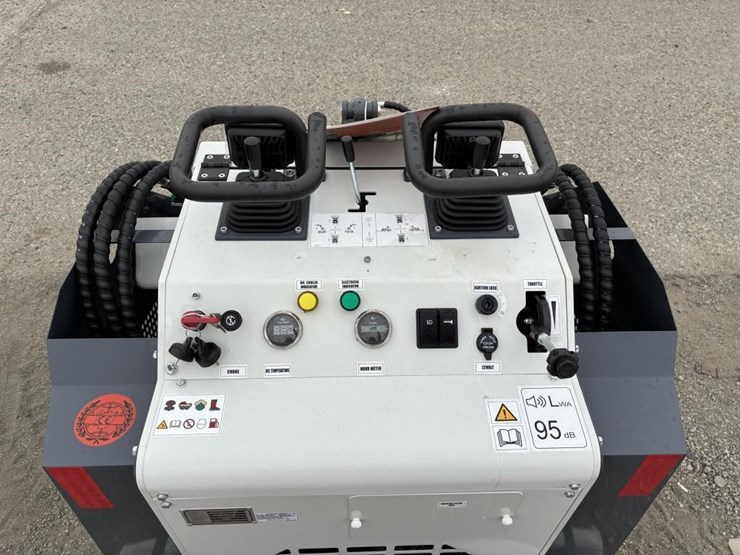 2024-bttl-st25m-6-skid-steer-track-loader-image-10