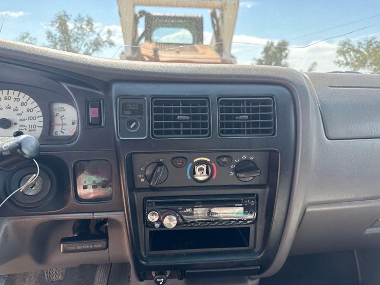 2001-toyota-tacoma-srs-truck-image-25