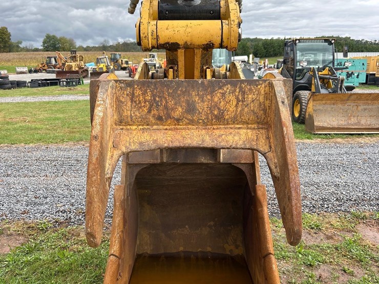 2016-caterpillar-325fl-image-9