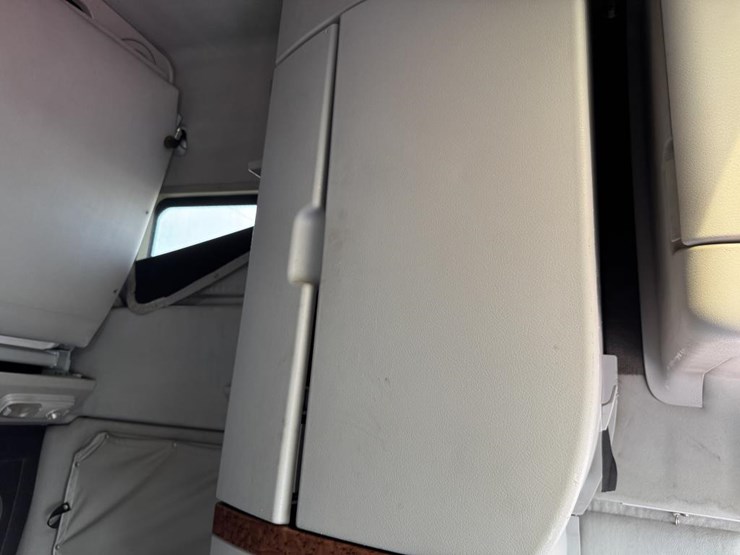 #1097-•-2006-volvo-ve-d12-sleeper-cab-truck-tractor-image-45