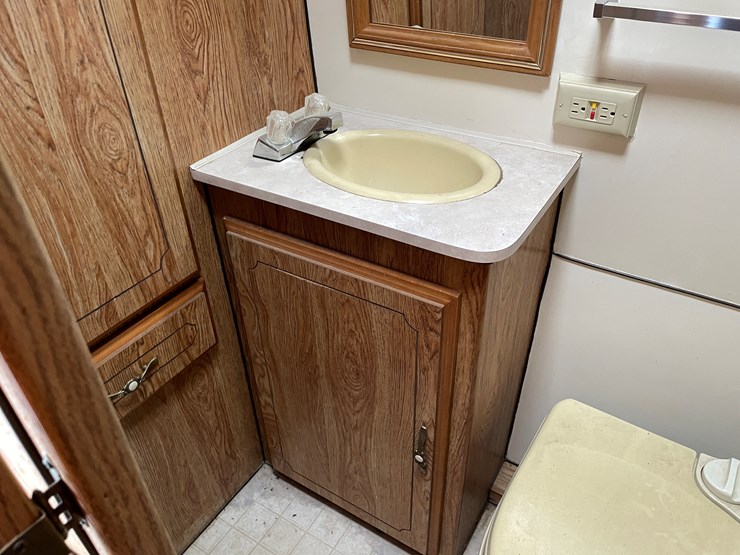 #1900-•-1989-companion-gooseneck-camper-(has-wi-title)-image-60