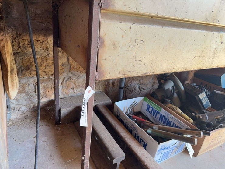 shop-built-bench---was-made-from-truck-toolbox-image-4