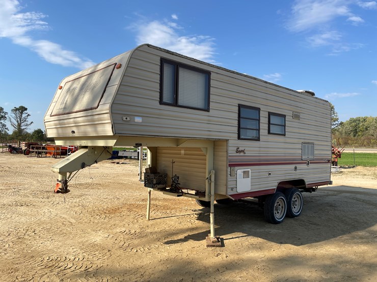 #1900-•-1989-companion-gooseneck-camper-(has-wi-title)-image-7