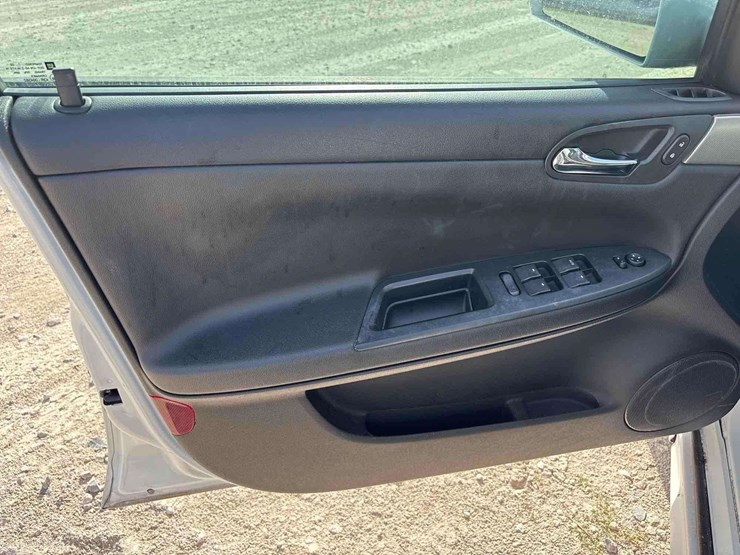 2012-chevrolet-impala-sedan-image-11