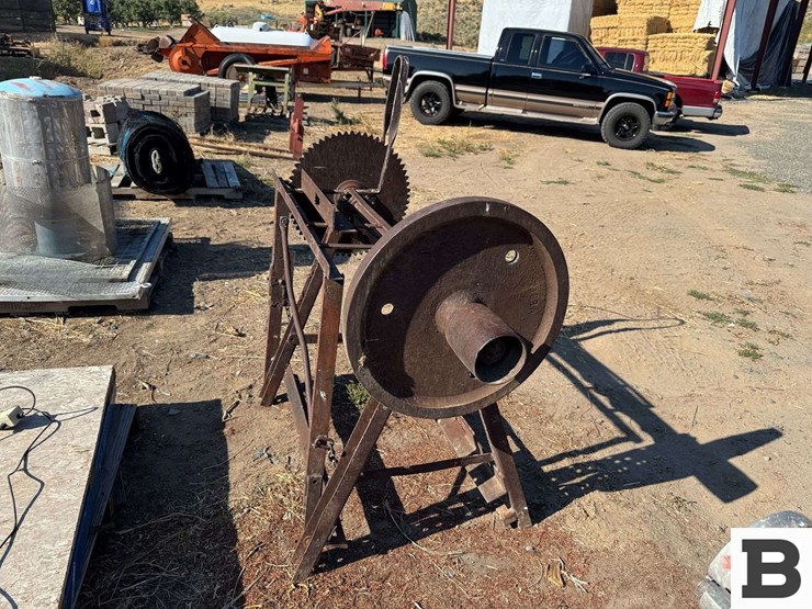 vintage-wood-saw-image-3