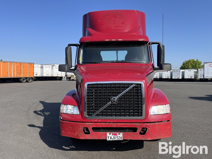 2016-volvo-truck-tractor-image-2
