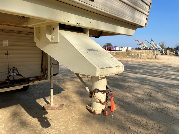 #1900-•-1989-companion-gooseneck-camper-(has-wi-title)-image-9