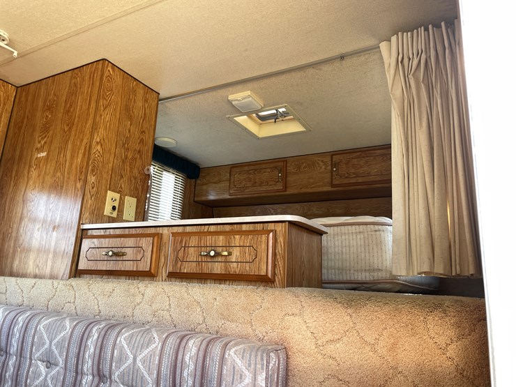 #1900-•-1989-companion-gooseneck-camper-(has-wi-title)-image-40