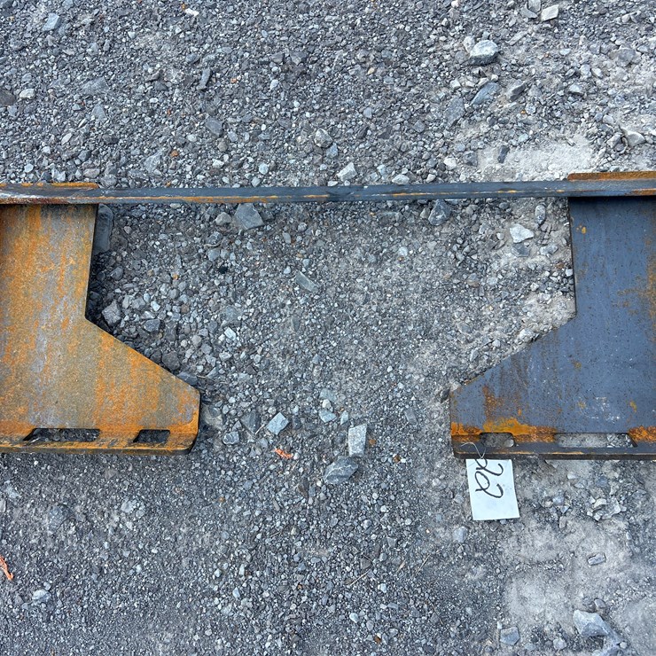 #22 • (1) OPEN BACK SKID STEER MOUNT PLATE