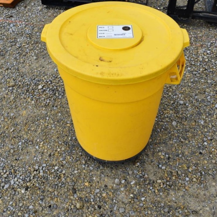 Plastic Trash Can with rolling wheels