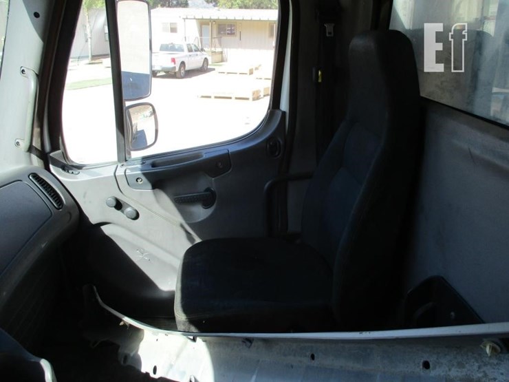 2012-freightliner-business-class-m2-106-image-8