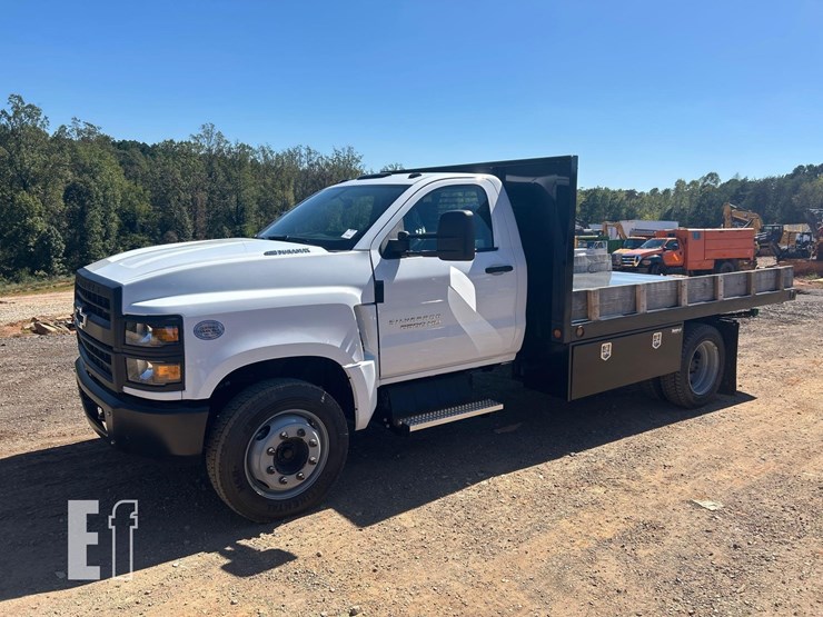 2023-chevrolet-silverado-6500hd-image-1
