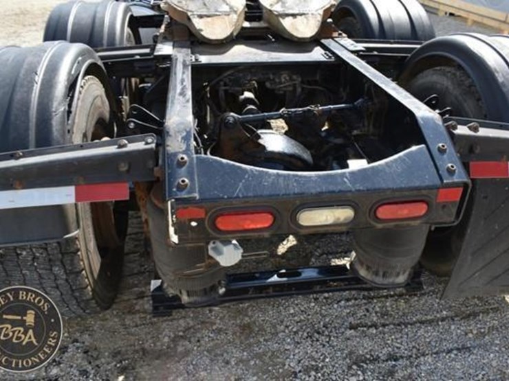 2015-volvo-vnm64t200-image-24