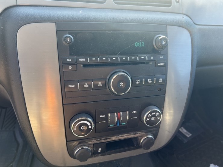 2014-chevrolet-tahoe-image-30