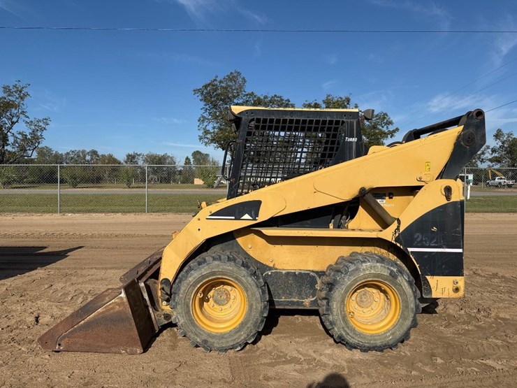 caterpillar-252b-image-1