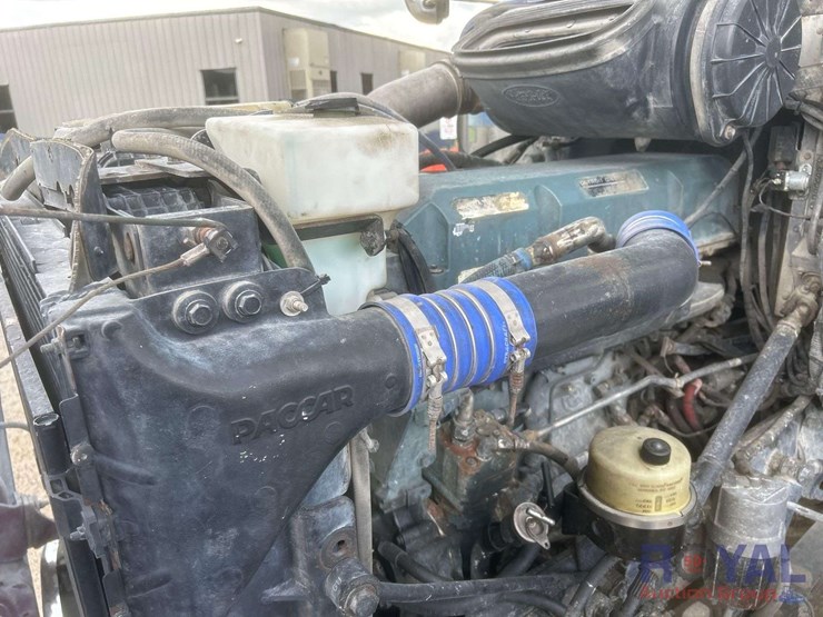 2014-peterbilt-384-image-12