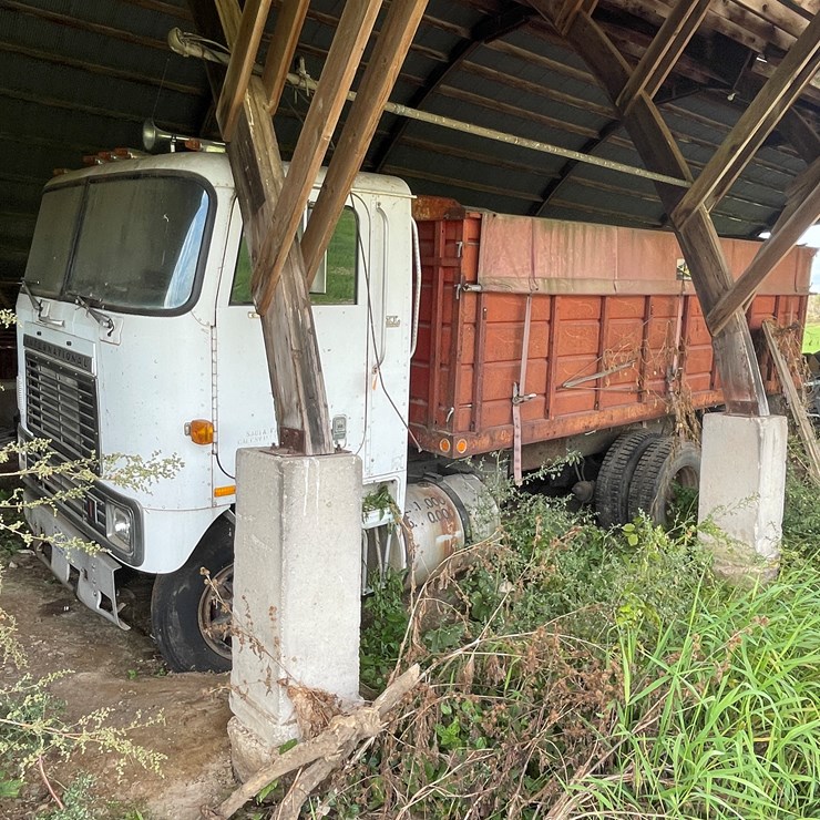 #4485 • 1981 International COF-9670 Grain Truck (No Title)