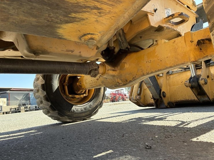 2015-deere-210l-image-10