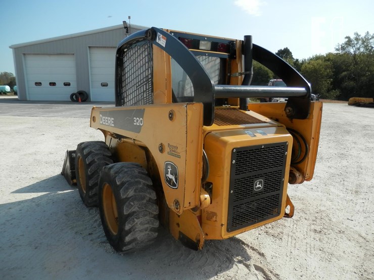 deere-320-image-5