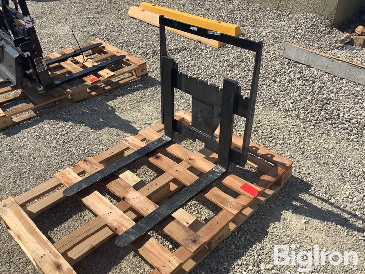 mini-excavator-pallet-fork-attachment-image-1