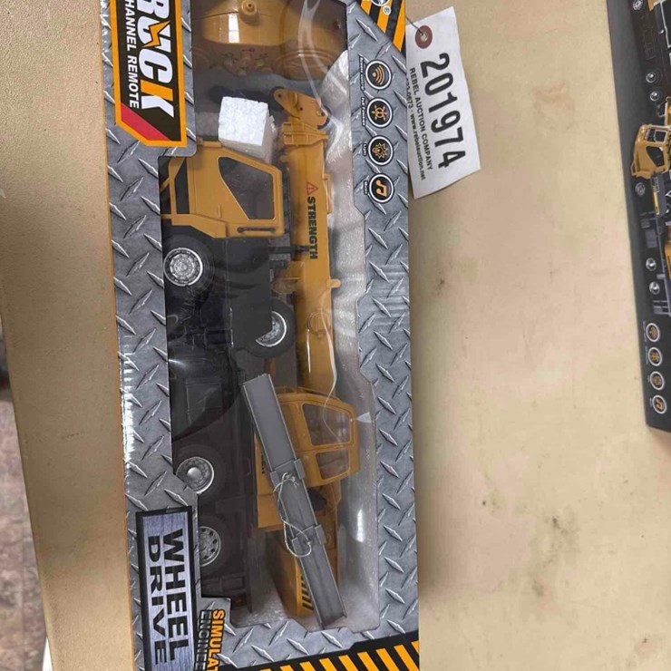 UNUSED TOY REMOTE CONTROLLED CRANE TRUCK