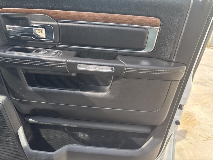 2017-dodge-ram-3500-image-32