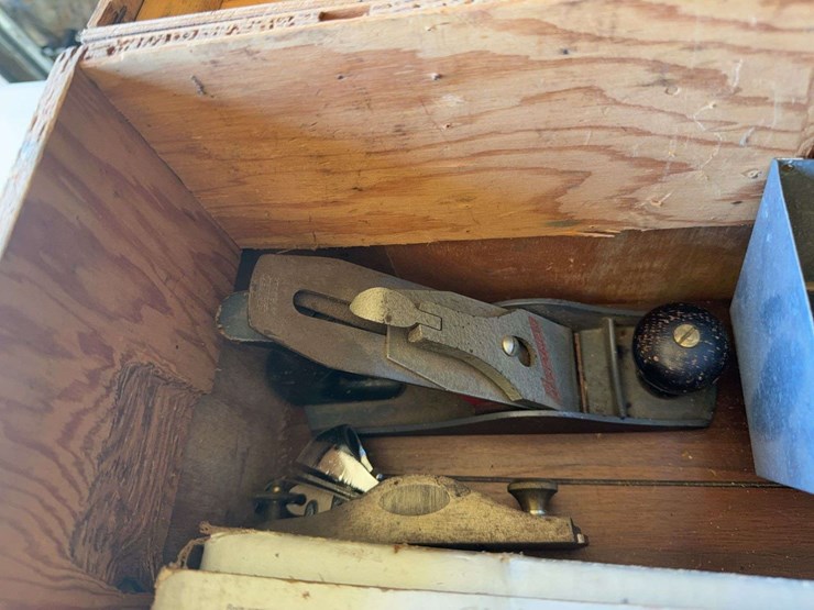 woodworking/drywall-tools,-palm-sander,-planes---in-wooden-box-image-5