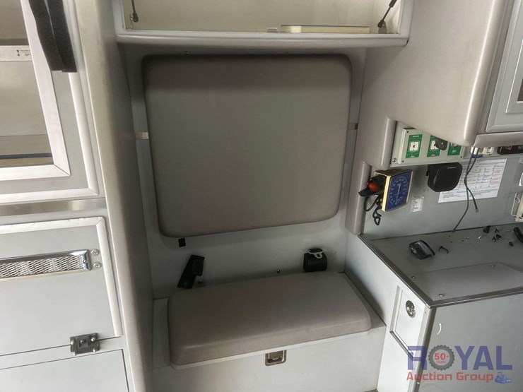 2003-freightliner-fl60-image-34