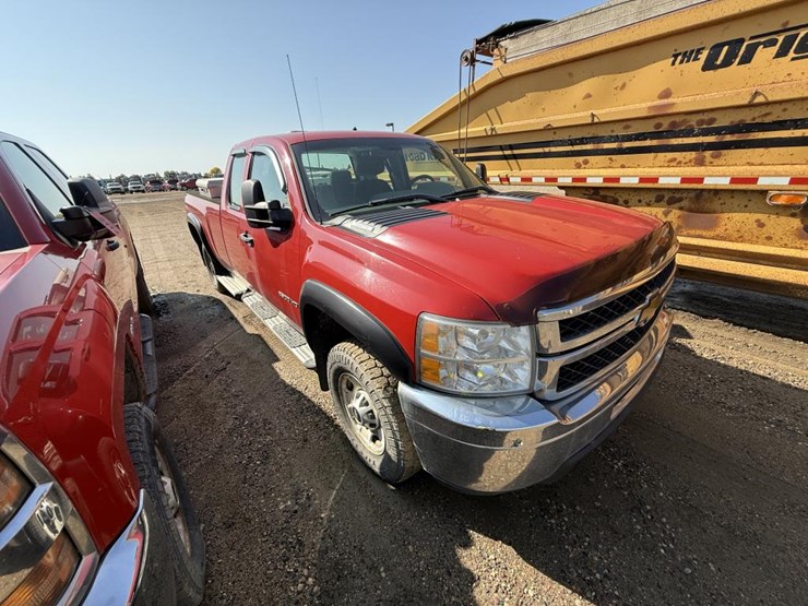 #2141-•-2013-chevrolet-silverado-2500hd-4x4-pickup-truck-image-3