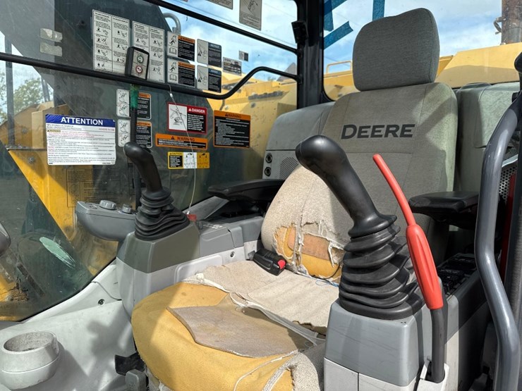 deere-245g-lc-image-26